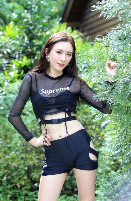 Pretty and Vivid Showgirl – ảnh 16
